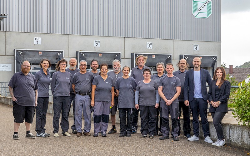 Das Team der Formteile - Ben Neudel GmbH vor dem Firmengebäude in Neckarbischofsheim